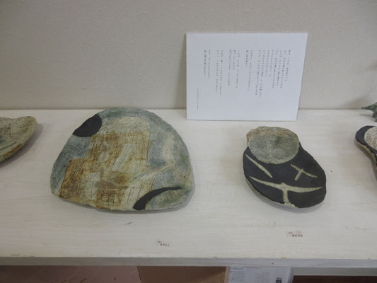 『月を詠む』8　掘込さんの作品　焼き物の裏に詩が書かれている
