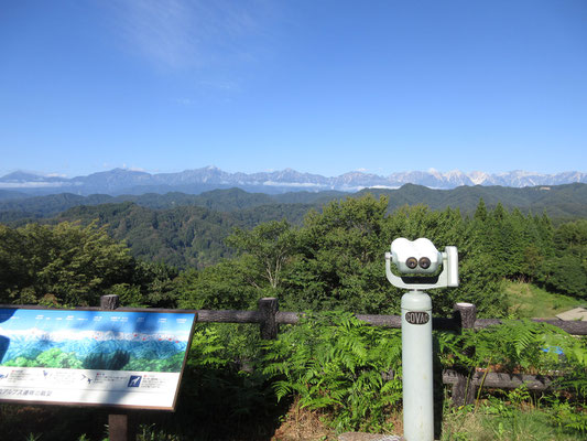 ここはアルプス展望台　駐車場にはトイレもあり、ちょっと登るとこんな感じ　設置されている双眼鏡がとてつもなく性能がよく、しかも100円とか入れずに無料　覗いてみたら八方尾根の人が見えるほど！