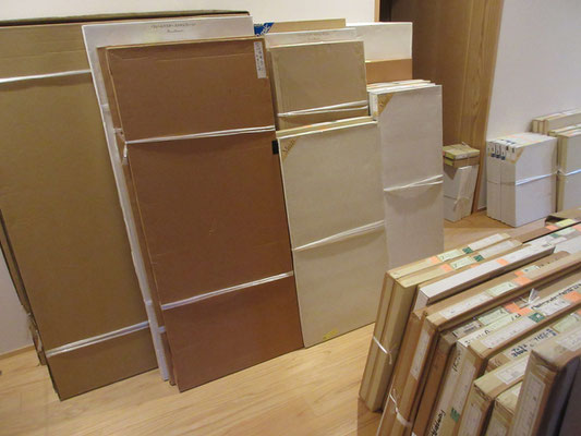 運びやすいように玄関近くに立てかけてある作品　通りにくくなっていて時々階段に頭をぶつけていた