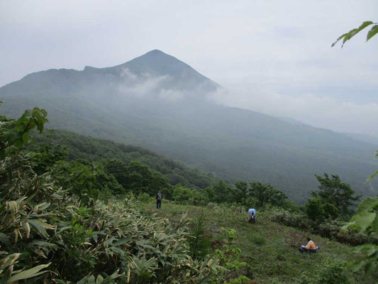 霧に霞む磐梯山、下にはタケノコ採りのオバちゃん達