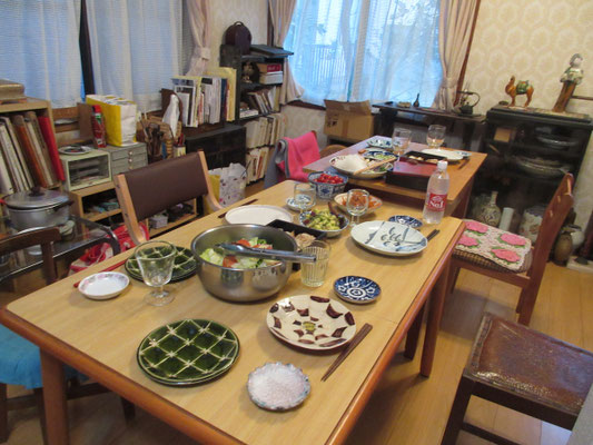 初日の夜の宴会 皆さんは台所に集中で準備の真っ最中 これからこれでもか!というご馳走が並んだ