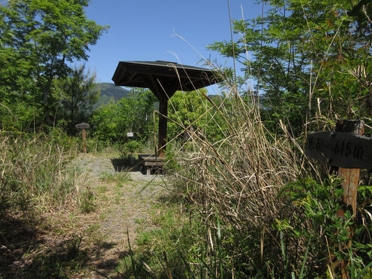 大変な時間をかけてようやく御春山に到着　ここにも小さな東屋というか、屋根付きベンチがあった