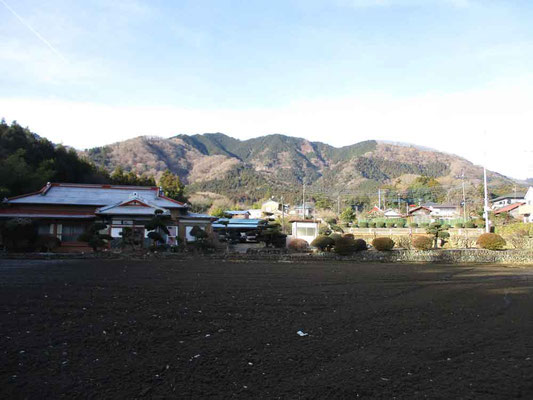 9時に出発し荻野神社で参拝後、登山口に向かいます　西山三山の経ヶ岳がきれいに見えます