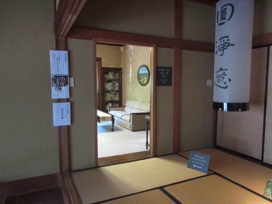 玄関から奥は洋風の応接室
