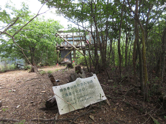 昔のお休み処か山小屋の残骸　往路の登山者数を思うと、このコースは殆ど利用されないようだ　歳月の流れ