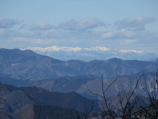 朝より空気が澄んできたのか、遠くの白い山並みが見えた　谷川岳方面