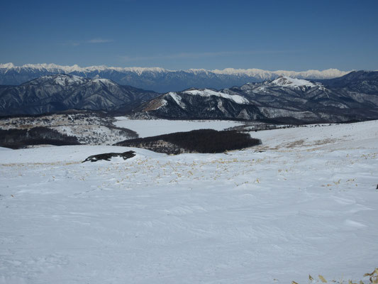 霧ヶ峰を代表する白くなった八島湿原に鷲ヶ峰、その両手に右が三峰山、左が鉢伏山　奥にずらりと白銀の北ア　ずっと見つめていたい…