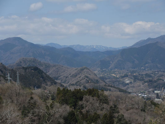そのお寺の先の広場へ向かう　遠く雪が見える稜線は小金沢連嶺か？