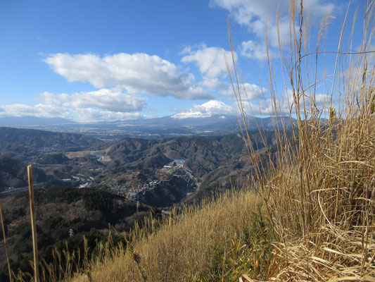 大工事の奥向こうに富士山