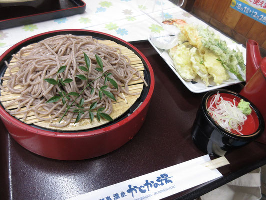 そして最後の締めは、もちろん信州そば　量も多く、天ぷらそばはエビも立派！　大満足の奥三河の山旅でした