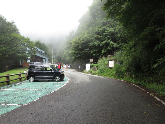 霧に煙る夜叉神峠登山口　車も少ない