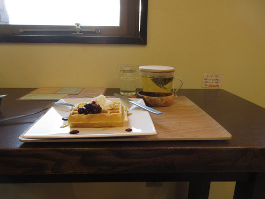 スケッチ後は1Fにあるcafeかもしかにて憩いのひととき ここの売店で拙書の画文集を置いてもらえるかの“営業”もできました