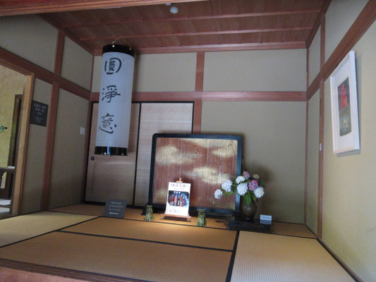 鳥屋野潟の後に再訪した砂丘館　玄関の作品に添えられた花が前回はカサブランカだったのが、今は紫陽花