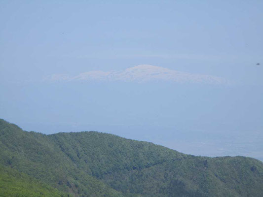 宙に浮かぶ遠く白い月山