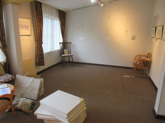 下ろした絵を箱に入れてしまうと、なんとも殺風景な状態になる