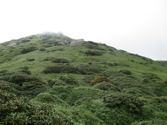 宮之浦岳山頂を目指している最中　時折雲が切れる