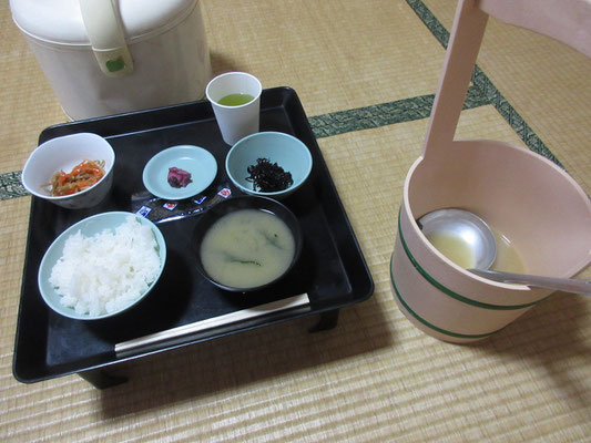 朝のお勤めを途中から出て、終わって部屋に戻るとすでに朝食の用意が整っていた