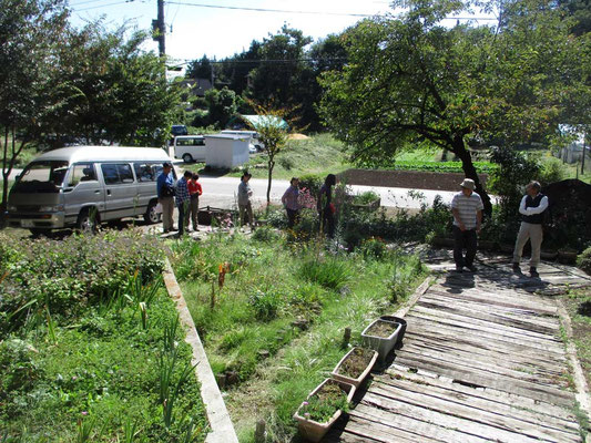 宿泊のお客様をオーナーの長沢さんが「ロッジ山旅号」で送迎