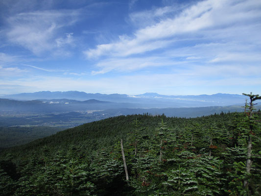 右（北）の方に目を転じると、中央アルプスの右に独立峰の御嶽山が見える