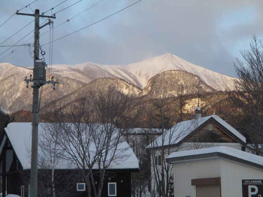 朝、東大雪自然館駐車場から見えたウペペサンケ