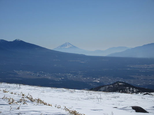 その八ヶ岳の裾野の上には富士山も