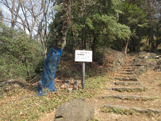 食事のあと、猛烈な眠気と闘いつつ出発　一旦広い分岐地点まで下る