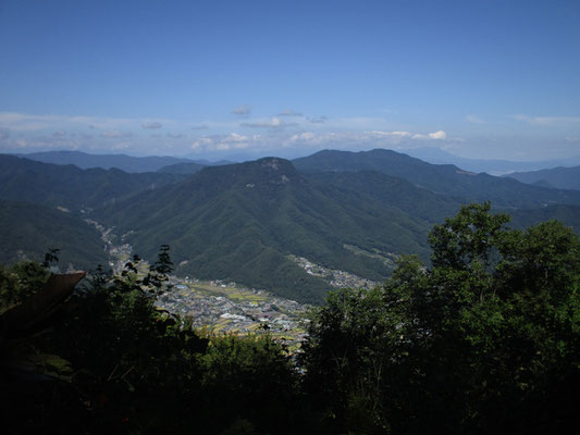 木立が切れているところから青木村の集落と子檀嶺岳　奥の山は？