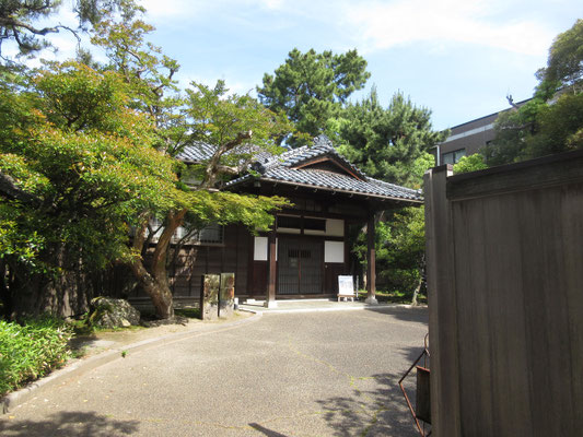 開館前に門から撮った砂丘館