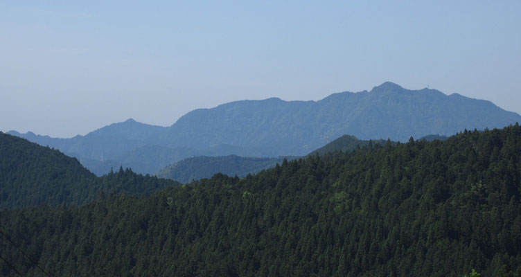 下山後、登山口から村の車道に戻ると、向こうには明神山がきれいに見えた