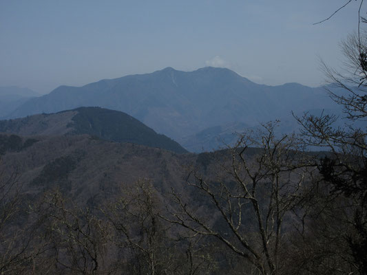 下山途中の一番の展望場所　毛無山が大きく見える　もちろん、ここでも描く