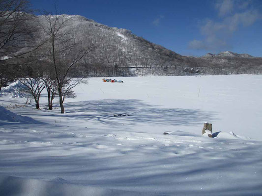 氷上のワカサギ釣りも最盛期の様子