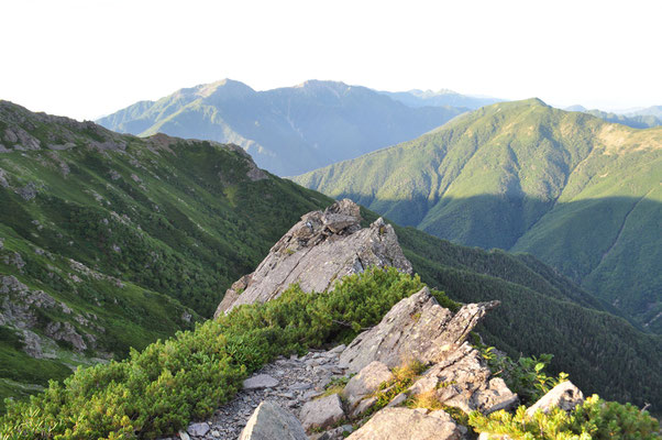 大きな岩稜を登り切ると、南アルプス南部の大きな山並みが見えてきました！