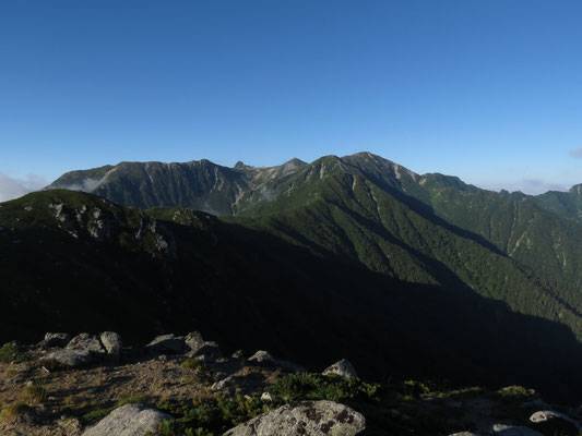 雲が晴れたひとときに現れた木曽駒ヶ岳本峰