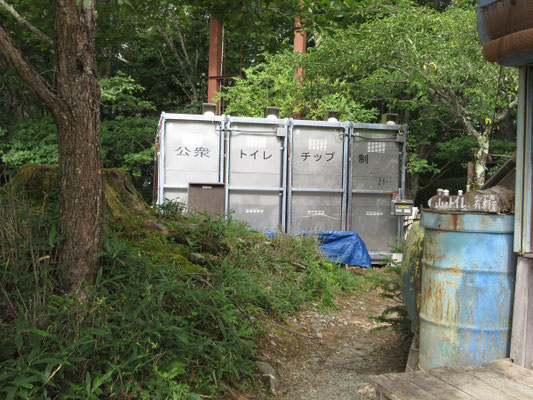 トイレは外　今は立派なバイオトイレとなっている　2Fから下りて行くことになるが、夜は自動点灯の誘導灯が各所に配置されていて、行き届いていた　トイレ自体もバイオで匂わずとても快適