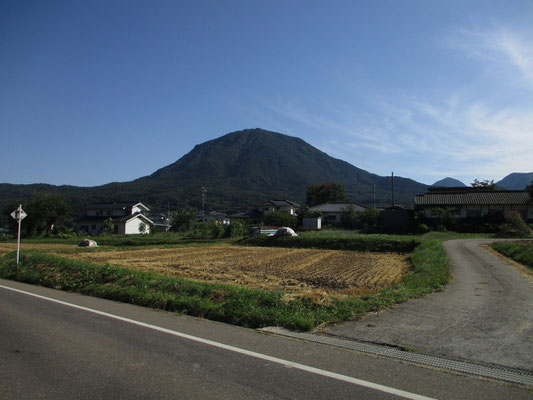 さきほど登った夫神山　1250ｍ　とてもいい山でした