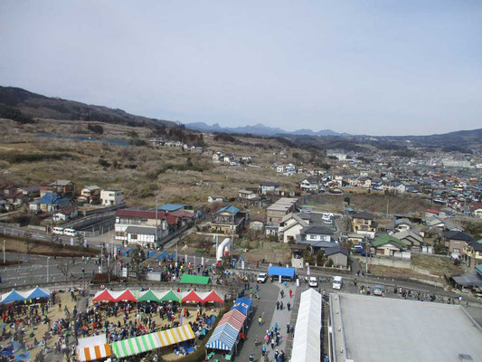 その梅林の遠く向こうに鹿岳（かのだけ）や浅間隠山などを見ることができます