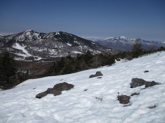 こちらは隣の水ノ塔山と籠ノ登山、そして右手奥には四阿山が美しい