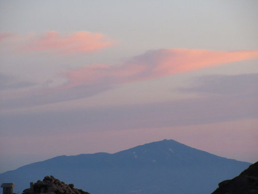 鳥海山とピンクに染まった雲