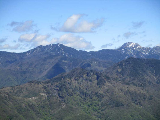 右手の雪を付けたドーム型の山は日光白根山、左の山は錫ヶ岳でしょうか。きれいに見えます。