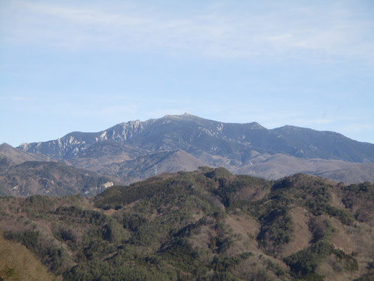 グングン昇って、金峰山が一気に見えて来てびっくり　山頂の五丈岩も見える