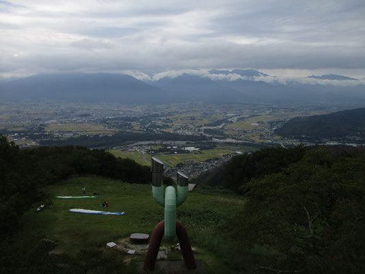 ゆっくり歩き一時間半ほどして山頂に戻ると、すでに北アの山頂部は雲に隠されていた