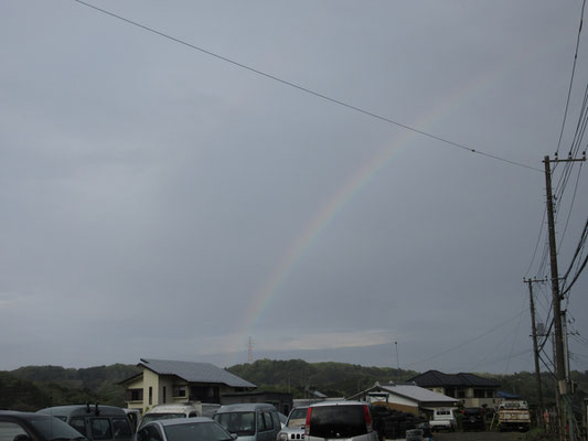 何度となく歩いている上荻野に抜ける道で、今日の縦走を祝福するかのような虹がかかって、無事下山に感謝