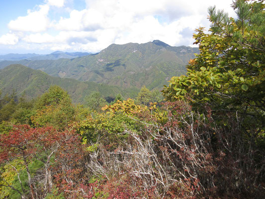 山頂からは御座山がきれいに見通せる