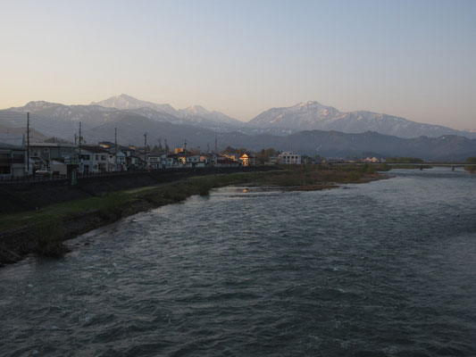 翌朝の魚野川と越後三山