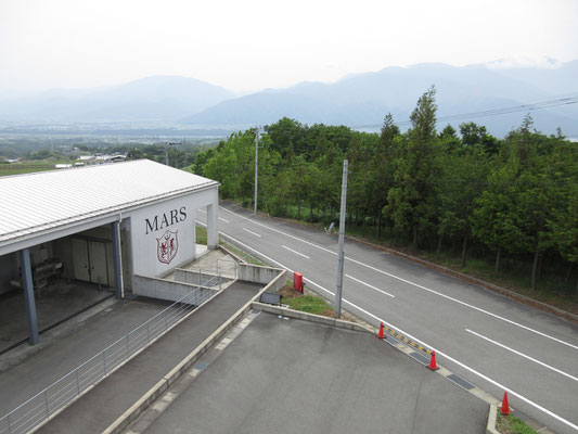 立派な店舗の建物の屋上にも昇れる　上から見た景色