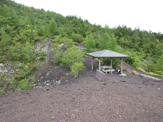 火口際の溶岩台地のような場所にある東屋　そこでお弁当を食べる