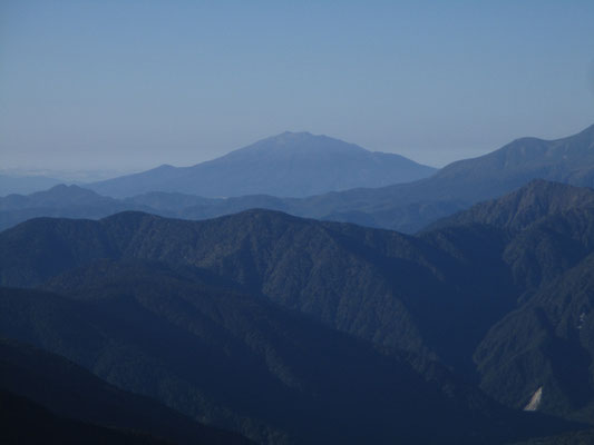 遠くには美しい山容の御嶽山がよく見える