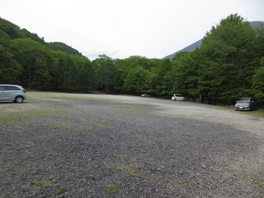 すると突然広大な駐車場に出くわす　以前来たときにはなかったようだが…