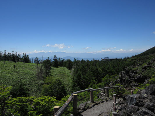 坪庭を少し上がっただけでアルプスが一望出来る