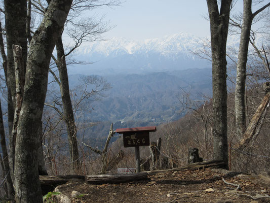 だんだんと混み合って来た山頂を譲り、下山開始　少し下った所が「一服むしくら」一服剱みたい…